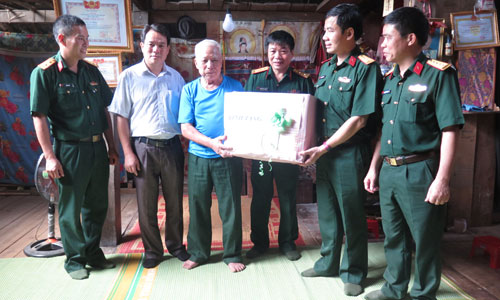 Viện lịch sử Quân sự Việt Nam tặng quà gia đình chính sách tỉnh Bắc Kạn