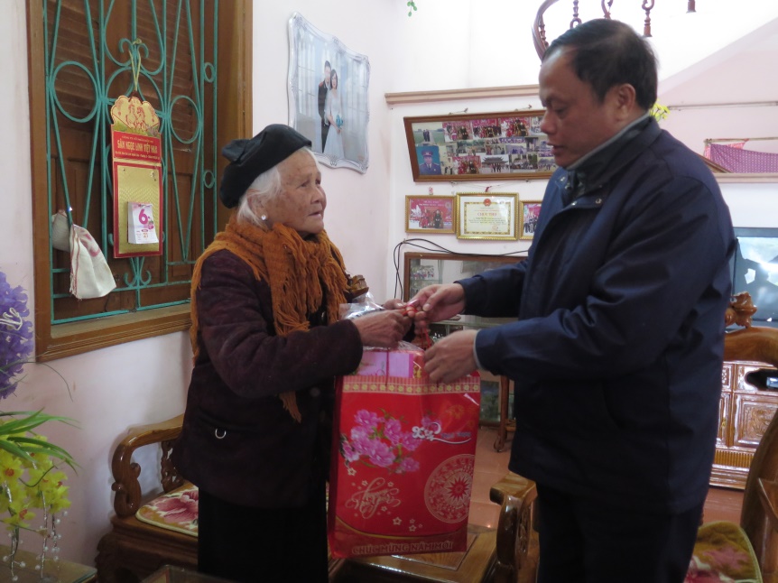 Lãnh đạo tỉnh tặng quà Tết tại huyện Ngân Sơn, Chợ Đồn, Ba Bể, Pác Nặm và thành phố Bắc Kạn