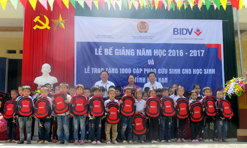 Quỹ Bảo trợ trẻ em Công đoàn Việt Nam trao 1.000 ba lô, cặp phao cứu sinh cho học sinh tỉnh Bắc Kạn