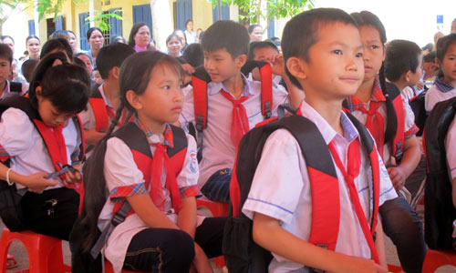 Quỹ Bảo trợ trẻ em Công đoàn Việt Nam trao 1.000 ba lô, cặp phao cứu sinh cho học sinh tỉnh Bắc Kạn - Ảnh minh hoạ 2