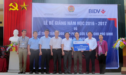 Quỹ Bảo trợ trẻ em Công đoàn Việt Nam trao 1.000 ba lô, cặp phao cứu sinh cho học sinh tỉnh Bắc Kạn - Ảnh minh hoạ 3
