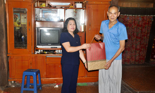 Lãnh đạo tỉnh tặng quà gia đình chính sách tại huyện Na Rì