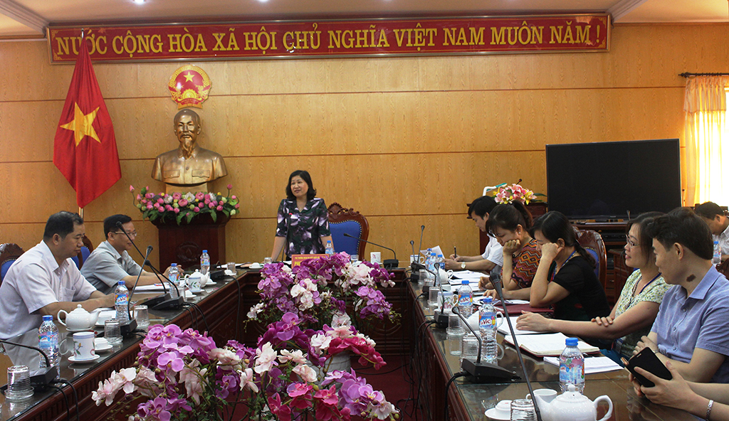 Đại biểu Quốc hội Phương Thị Thanh tiếp xúc cử tri tại nơi làm việc