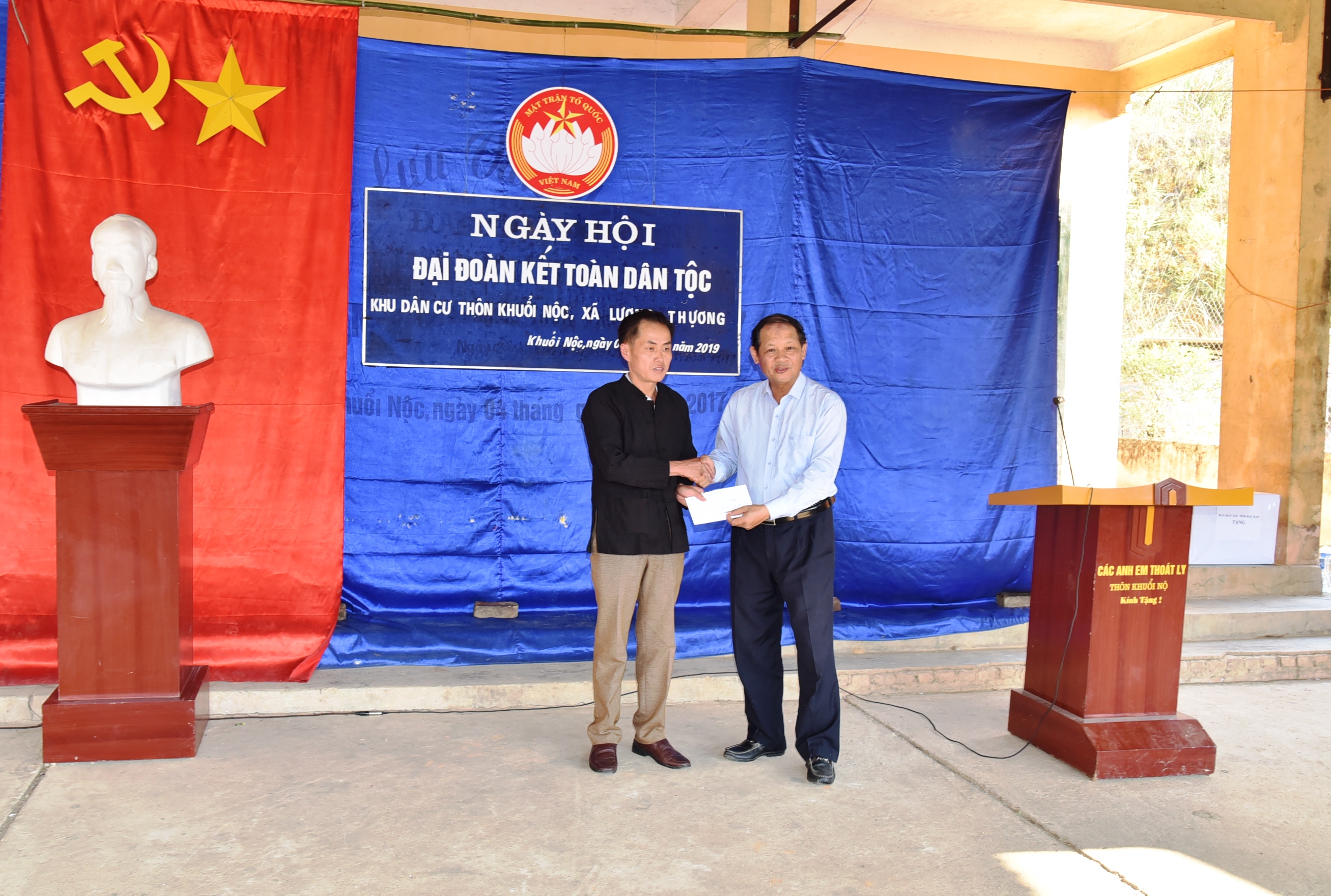 Đồng chí Chủ tịch UBND tỉnh dự Ngày hội đại đoàn kết tại thôn Khuổi Nộc