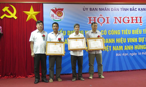Hội nghị biểu dương người có công tiêu biểu tỉnh Bắc Kạn và Lễ truy tặng danh hiệu vinh dự nhà nước Bà mẹ Việt Nam anh hùng