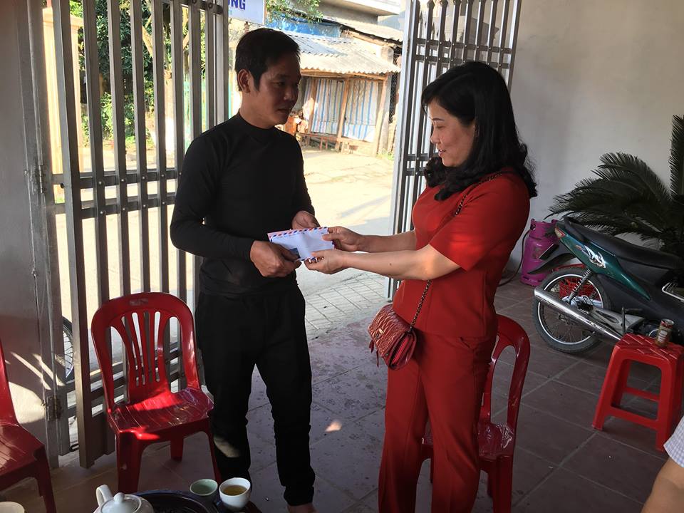 Phó Chủ tịch UBND tỉnh Đỗ Thị Minh Hoa thăm hỏi, động viên gia đình bị cháy nhà tại huyện Bạch Thông và huyện Na Rì - Ảnh minh hoạ 2