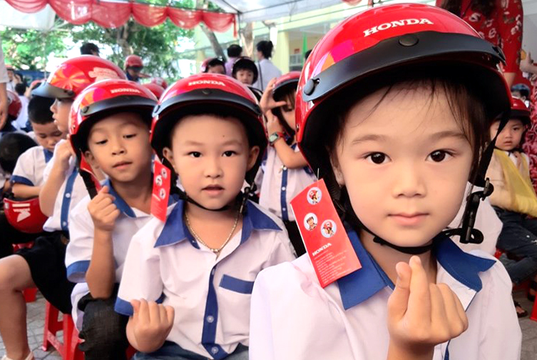 Bắc Kạn trao trên 6.300 chiếc mũ bảo hiểm cho trẻ em bước vào lớp 1