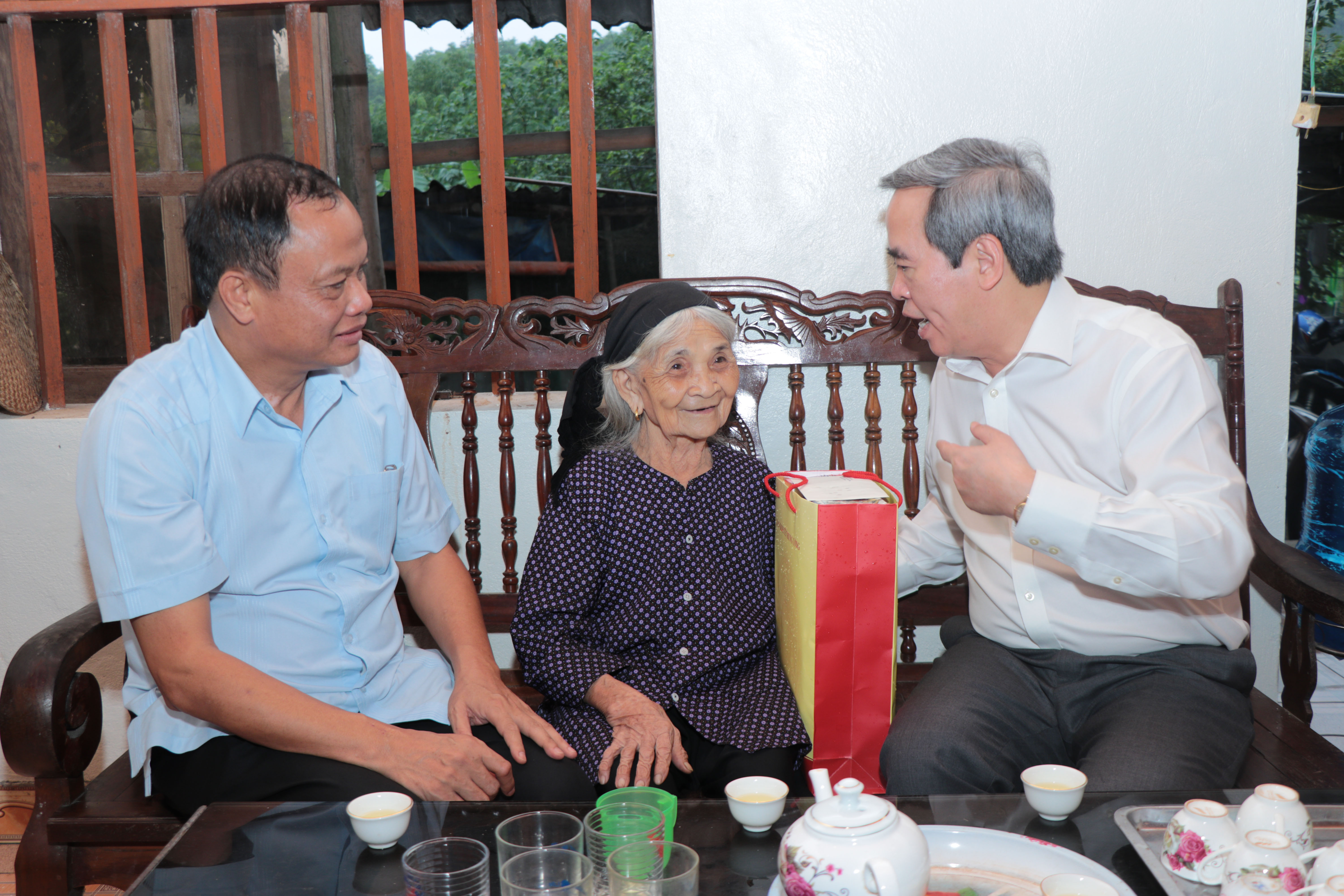 Đồng chí Nguyễn Văn Bình - Trưởng Ban Kinh tế Trung ương thăm và tặng quà Mẹ Việt Nam anh hùng tại tỉnh Bắc Kạn