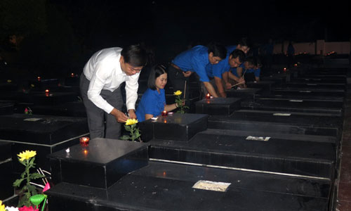 Lễ thắp nến tri ân các anh hùng liệt sỹ tại Nghĩa trang Liệt sỹ Phủ Thông - Ảnh minh hoạ 2
