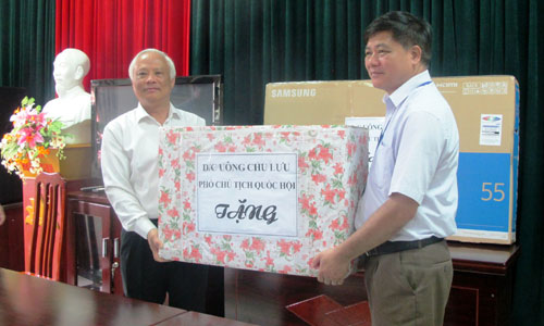 Phó Chủ tịch Quốc hội Uông Chu Lưu thăm, tặng quà người có công và gia đình chính sách tại Thành phố