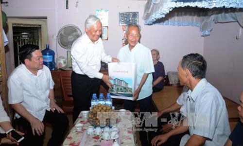 Phó Chủ tịch Quốc hội Uông Chu Lưu thăm, tặng quà người có công và gia đình chính sách tại Thành phố - Ảnh minh hoạ 2
