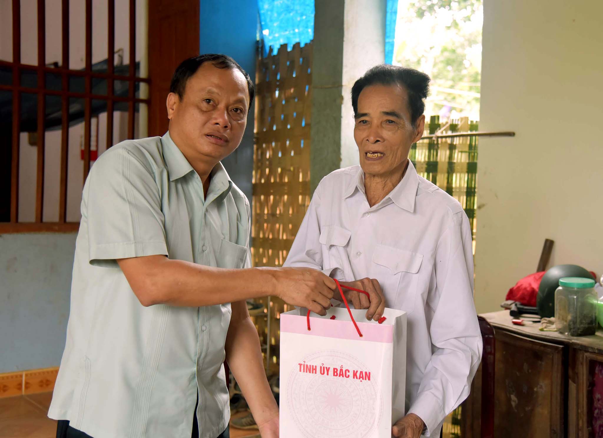 Đồng chí Nguyễn Văn Du, Ủy viên BCH Trung ương Đảng, Bí thư Tỉnh ủy, Chủ tịch HĐND tỉnh thăm và tặng quà người tham gia Chiến dịch Điện Biên Phủ