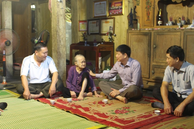 Lãnh đạo tỉnh thăm và tặng quà các gia đình chính sách tại huyện Chợ Đồn