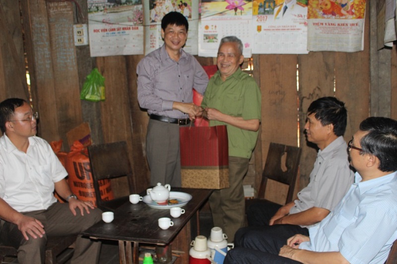 Lãnh đạo tỉnh thăm và tặng quà các gia đình chính sách tại huyện Chợ Đồn - Ảnh minh hoạ 2
