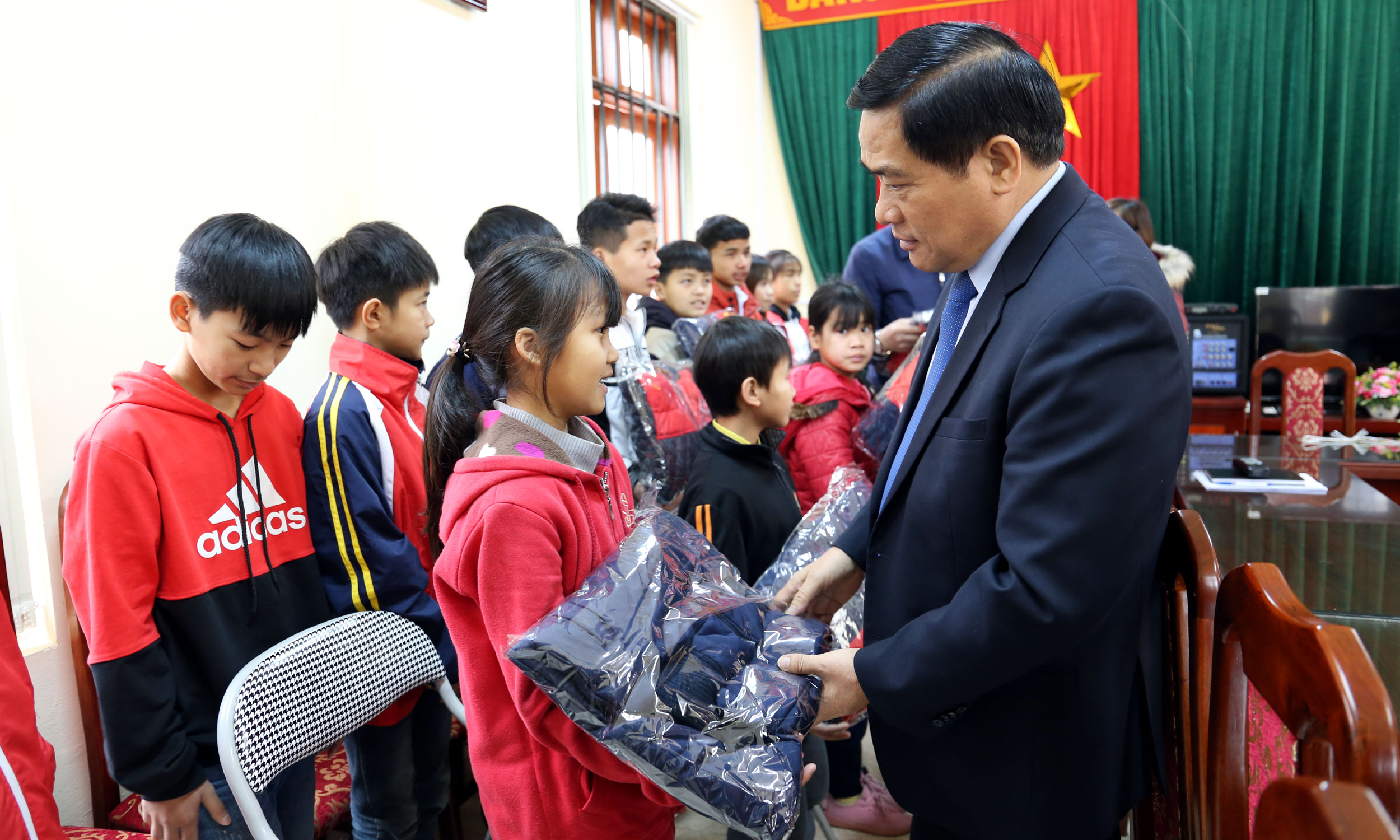 Chủ tịch Hội đồng Dân tộc Quốc hội Hà Ngọc Chiến thăm, tặng quà tại Bắc Kạn - Ảnh minh hoạ 2