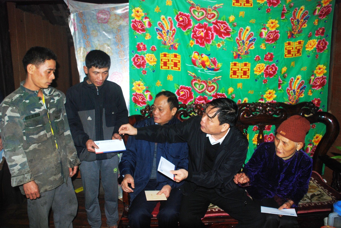 Bộ trưởng Bộ Nông nghiệp và Phát triển nông thôn Nguyễn Xuân Cường kiểm tra tình hình thiệt hại do mưa đá gây ra tại tỉnh Bắc Kạn - Ảnh minh hoạ 4