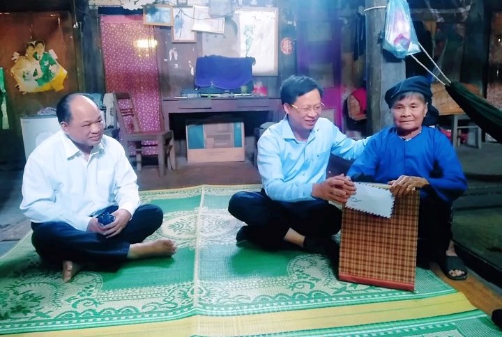 Lãnh đạo tỉnh tặng quà người cao tuổi tại Na Rì, Ngân Sơn