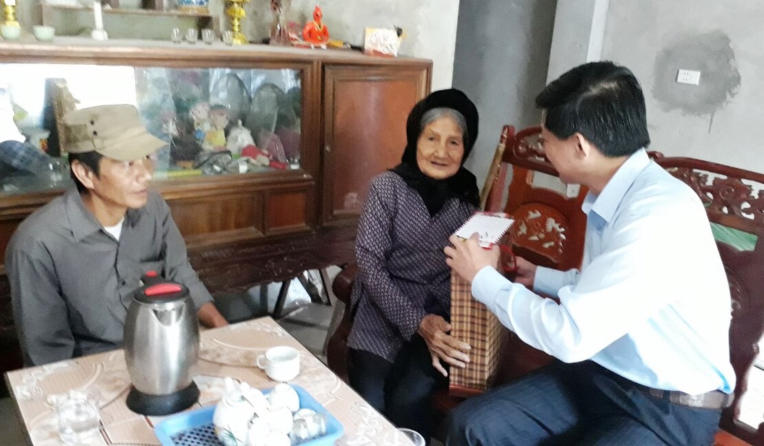Lãnh đạo tỉnh tặng quà người cao tuổi tại Na Rì, Ngân Sơn - Ảnh minh hoạ 2