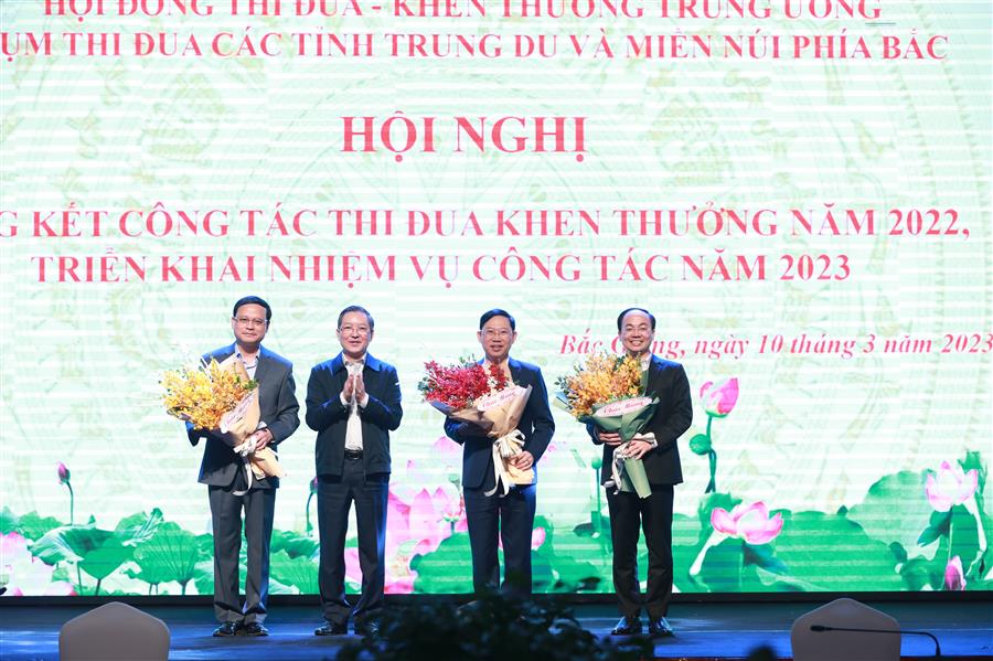 Chủ tịch Hội Nông dân Việt Nam tặng hoa cho tỉnh Bắc Giang - Cụm trưởng năm 2022 và tỉnh Bắc Kạn - Cụm trưởng năm 2023 và tỉnh Tuyên Quang - Cụm phó năm 2023